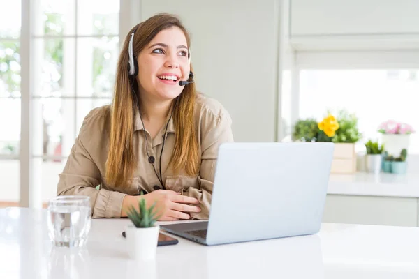 Bella Giovane Donna Operatore Che Lavora Con Computer Portatile Indossa — Foto Stock