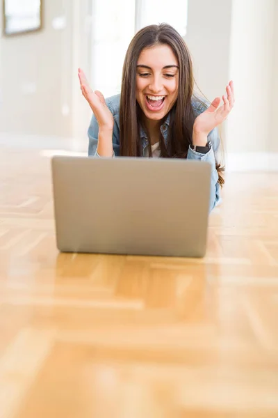 Gyönyörű Fiatal Szóló Padlón Segítségével Laptop Nagyon Boldog Izgatott Győztes — Stock Fotó