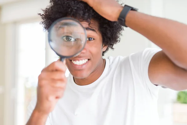 African American Man Kijkt Door Vergrootglas Gestrest Met Hand Het — Stockfoto