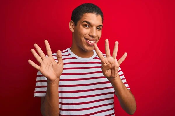 Joven Hombre Árabe Guapo Con Camiseta Rayas Sobre Fondo Rojo —  Fotos de Stock