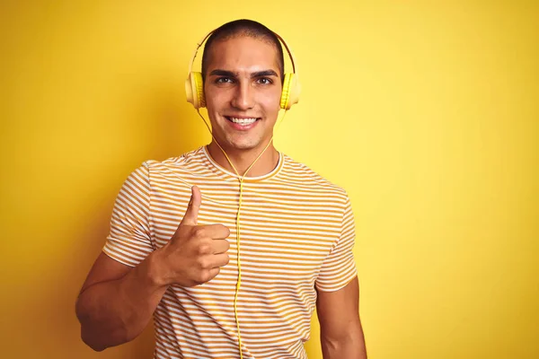 Jonge Knappe Man Met Behulp Van Hoofdtelefoon Gele Geïsoleerde Achtergrond — Stockfoto