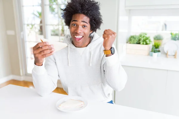 Uomo Afroamericano Mangiare Panino Fatto Mano Casa Urlando Orgoglioso Celebrando — Foto Stock