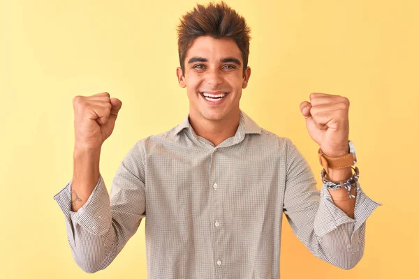 Mladý Pohledný Muž Který Nosí Neformální Košili Stojící Nad Izolovaným — Stock fotografie
