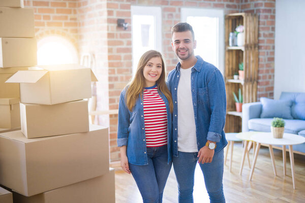 Молодая красивая пара влюбленных переезжает в новый дом, очень счастливая и веселая для новой квартиры
