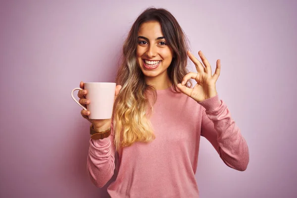 Giovane Bella Donna Possesso Una Tazza Caffè Sfondo Rosa Isolato — Foto Stock