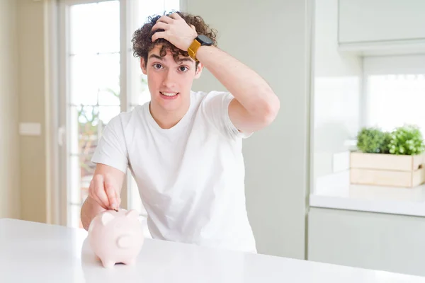 Jovem Investindo Dinheiro Usando Mealheiro Casa Estressado Com Mão Cabeça — Fotografia de Stock