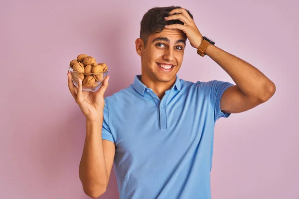 Joven Hombre Indio Sosteniendo Tazón Con Nueces Pie Sobre Fondo — Foto de Stock