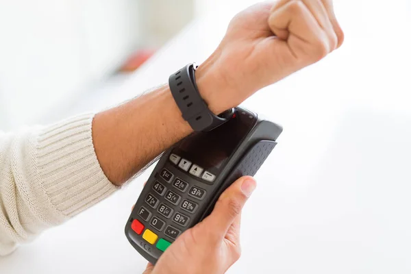 Nahaufnahme Des Menschen Mit Elektronischer Uhr Als Zahlungsmittel Wischen Kontaktlosen — Stockfoto