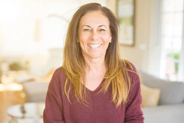 Beautiful middle age woman smiling at home — Stock Photo, Image
