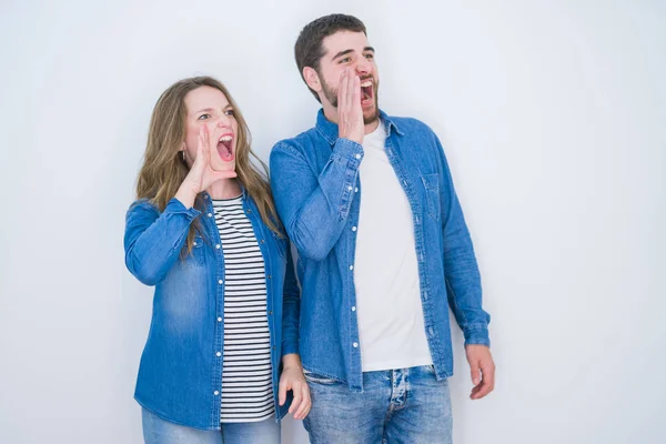 Jeune Beau Couple Debout Ensemble Sur Fond Blanc Isolé Criant — Photo