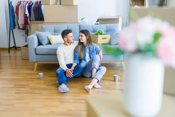 Junges schönes Paar sitzt auf dem Boden der neuen Wohnung, sm — Stockfoto