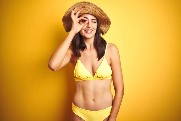 Krásná Žena Která Nosí Žluté Bikiny Letní Klobouk Přes Izolované — Stock fotografie