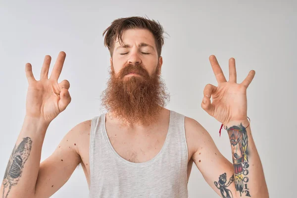 Jonge Redhead Ierse Man Dragen Shirt Staande Geïsoleerde Grijze Achtergrond — Stockfoto