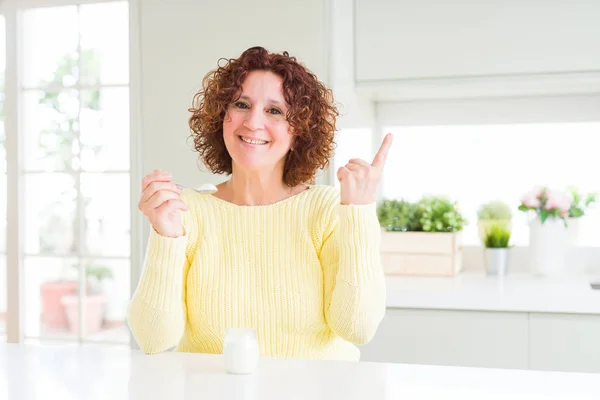 Mujer Mayor Comiendo Yogur Natural Saludable Casa Muy Feliz Señalando — Foto de Stock