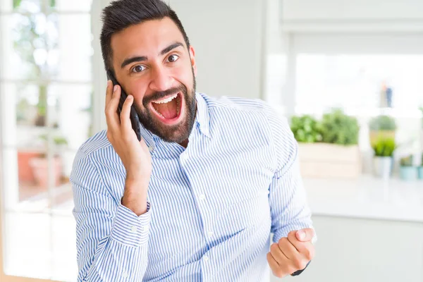 Pohledný Hispánec Který Mluvil Telefonu Který Řval Hrdosti Oslavoval Vítězství — Stock fotografie