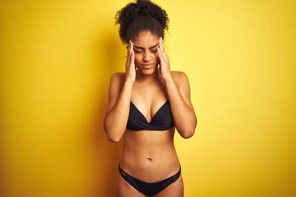 Mujer Afroamericana Vacaciones Bikini Pie Sobre Fondo Amarillo Aislado Con —  Fotos de Stock