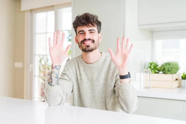 Hombre Joven Con Suéter Casual Sentado Mesa Blanca Mostrando Apuntando — Foto de Stock