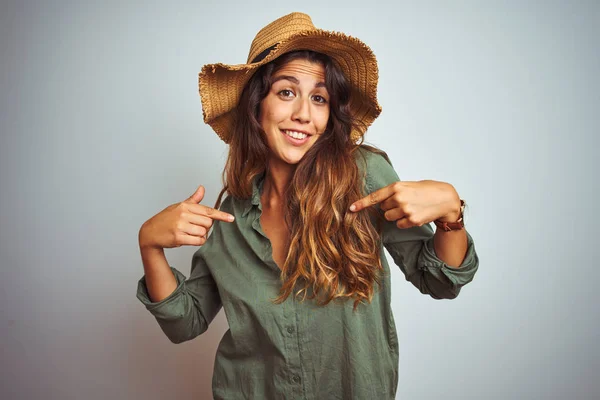 Jonge Mooie Vrouw Vakantie Dragen Groen Shirt Hoed Witte Geïsoleerde — Stockfoto