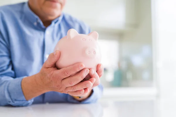 Homem Segurando Porquinho Banco Com Cuidado Economizando Dinheiro Para Aposentadoria — Fotografia de Stock