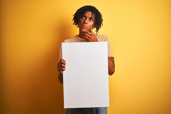 Afro Amerikan Adam Dreadlocks Izole Sarı Arka Plan Üzerinde Afiş — Stok fotoğraf