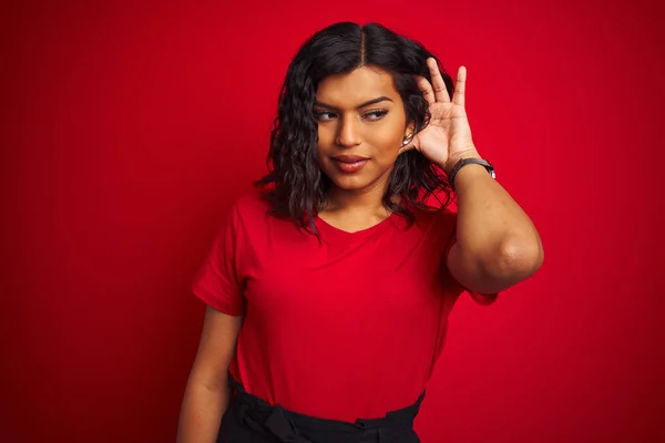 Hermosa Transexual Transexual Mujer Usando Camiseta Sobre Fondo Rojo Aislado —  Fotos de Stock