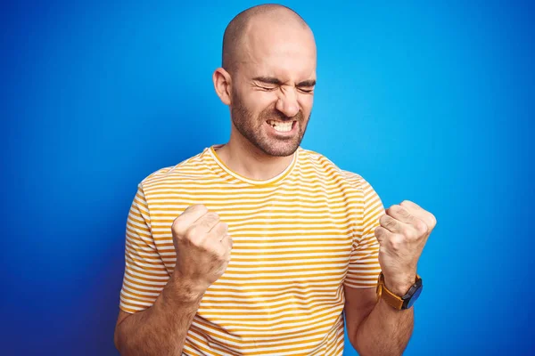 Joven Calvo Con Barba Vistiendo Camiseta Casual Sobre Fondo Azul —  Fotos de Stock