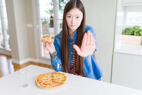 Hermosa Mujer Asiática Comiendo Una Rebanada Pizza Queso Con Mano —  Fotos de Stock