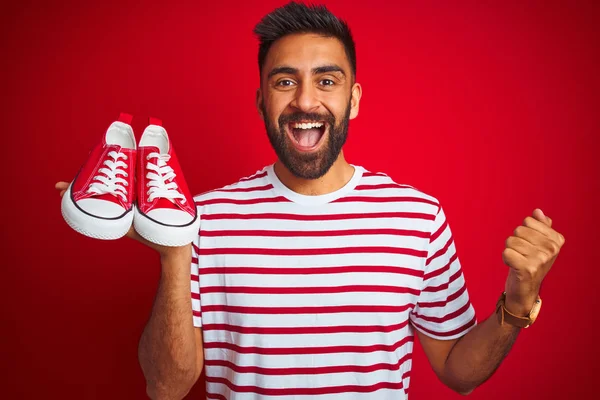 Unga Arabiska Indiska Spansktalande Mannen Innehar Sport Casual Sneakers Över — Stockfoto