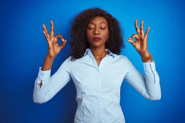Αφρικανική Αμερικανίδα Επιχειρηματίας Φορώντας Πουκάμισο Στέκεται Πάνω Από Απομονωμένο Μπλε — Φωτογραφία Αρχείου
