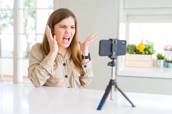 Güzel Genç Kadın Akıllı Telefon Webcam Çılgın Deli Çığlık Agresif — Stok fotoğraf