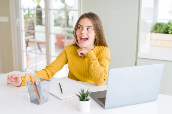 Hermosa Chica Joven Que Estudia Para Escuela Usando Computadora Portátil — Foto de Stock