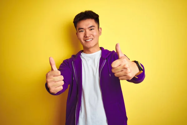 Mladý Asijský Číňan Purpurovém Triku Který Stojí Izolovaném Žlutém Pozadí — Stock fotografie