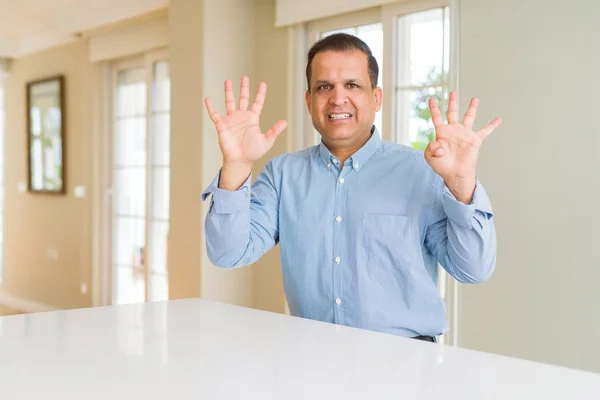 Hombre Mediana Edad Sentado Casa Mostrando Señalando Hacia Arriba Con — Foto de Stock