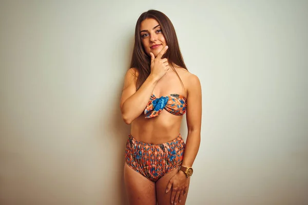 Joven Hermosa Mujer Vacaciones Con Bikini Pie Sobre Fondo Blanco — Foto de Stock