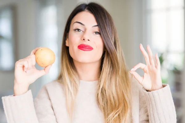 Jovem Bela Mulher Segurando Batata Fresca Casa Fazendo Sinal Com — Fotografia de Stock