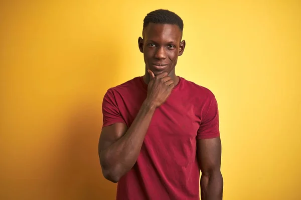 Jonge Afro Amerikaanse Man Dragen Rode Shirt Staande Geïsoleerde Gele — Stockfoto