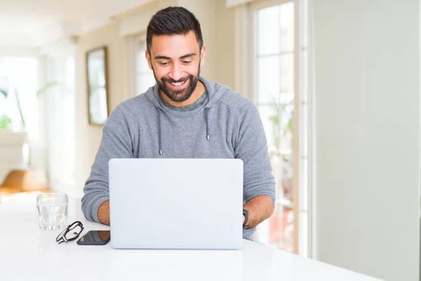 Hombre Hispano Guapo Trabajando Usando Computadora Portátil Con Una Cara — Foto de Stock