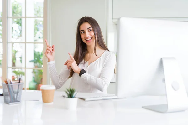 Hermosa Joven Que Trabaja Usando Computadora Sonriendo Mirando Cámara Apuntando — Foto de Stock