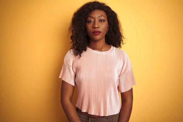 Mulher Afro Americana Vestindo Camiseta Rosa Sobre Fundo Amarelo Isolado — Fotografia de Stock