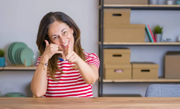 Middelbare Leeftijd Senior Vrouw Zittend Aan Tafel Thuis Glimlachend Praten — Stockfoto