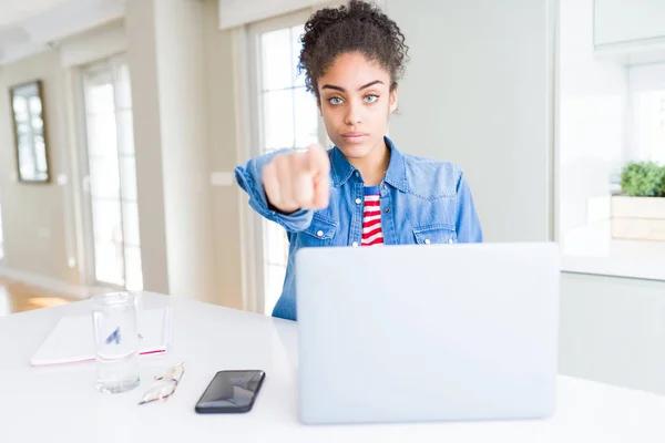 Ung Amerikansk Student Kvinna Använder Dator Laptop Pekar Med Fingret — Stockfoto