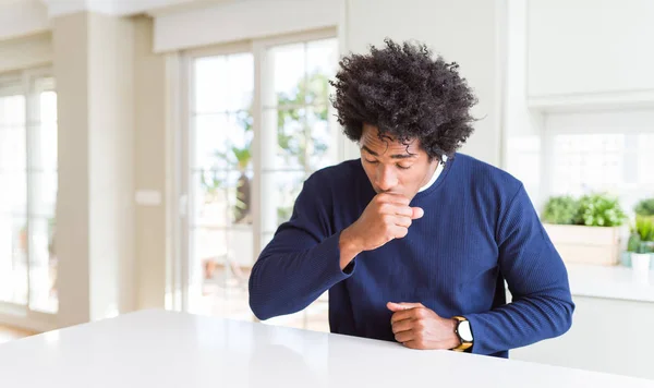 Jeune Homme Afro Américain Portant Pull Décontracté Assis Maison Sentant — Photo