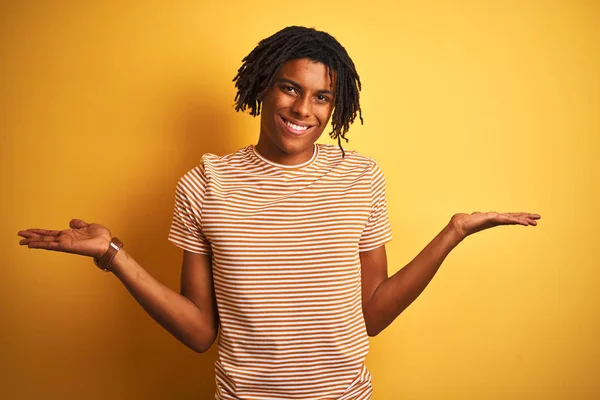 Homem Afro Com Dreadlocks Vestindo Shirt Listrada Sobre Fundo Amarelo — Fotografia de Stock