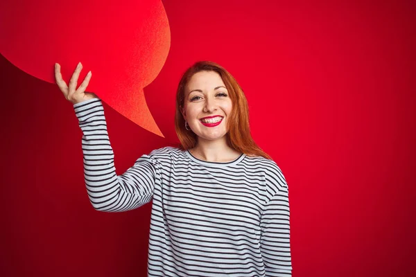 Junge Schöne Rothaarige Frau Hält Sprechblase Über Rotem Isoliertem Hintergrund — Stockfoto