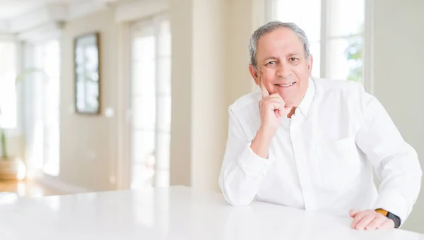 Hombre Mayor Guapo Casa Mirando Confiado Cámara Con Sonrisa Con — Foto de Stock