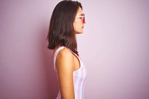 Hermosa Mujer Con Traje Baño Rayas Color Rosa Gafas Sol — Foto de Stock