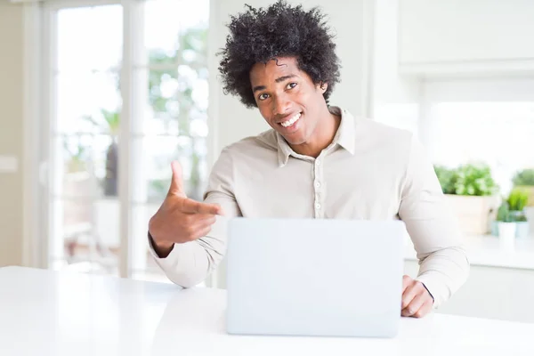 Афроамериканец Работающий Ноутбуке Доволен Указывая Рукой Пальцем — стоковое фото