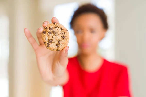 Junge Afrikanisch Amerikanische Frau Isst Schokoladenkekse Mit Selbstbewusstem Gesichtsausdruck — Stockfoto
