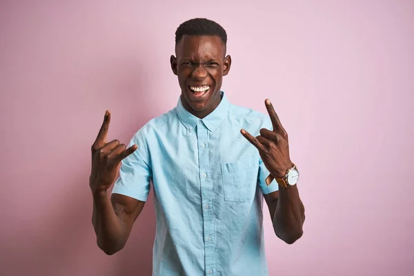 African American Man Dragen Blauwe Casual Shirt Staande Geïsoleerde Roze — Stockfoto