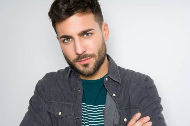 Yakışıklı delikanlı possing ve modelleme gri izole backg üzerinde